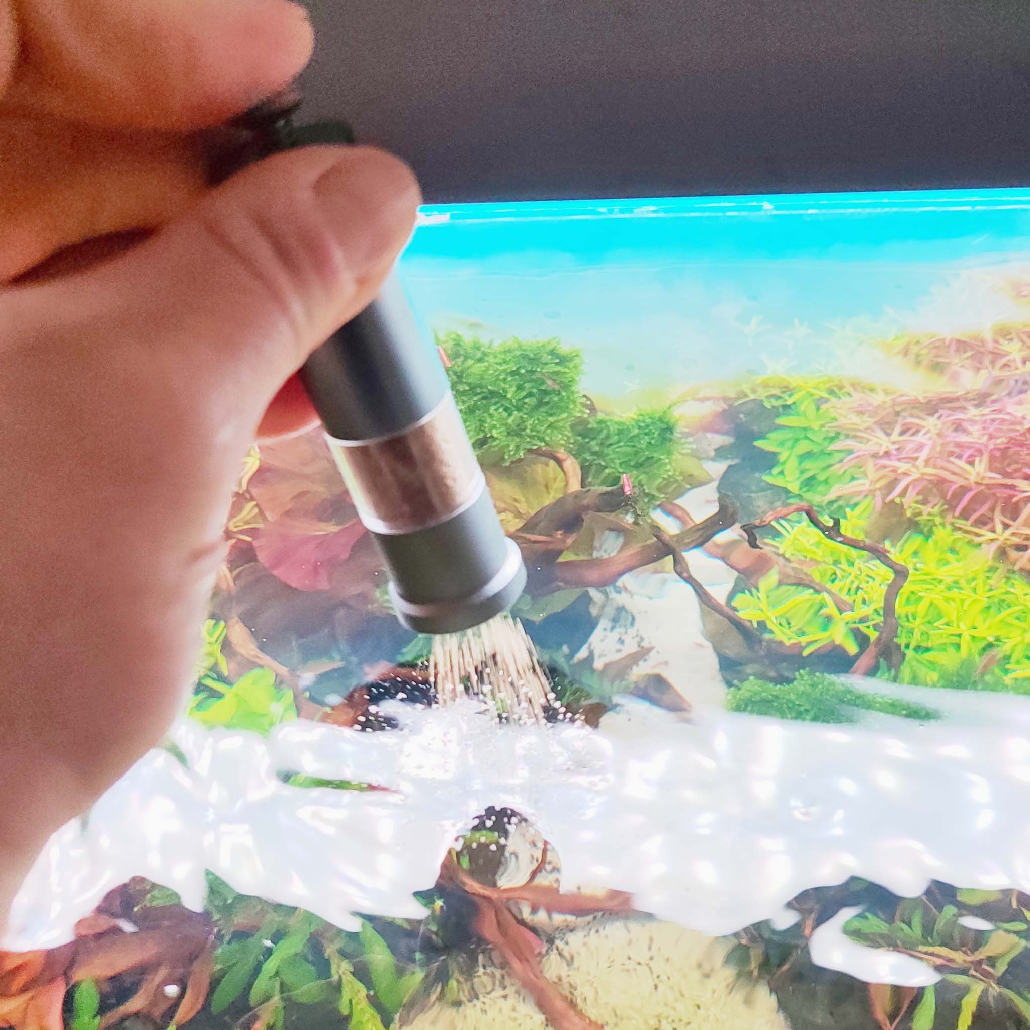 Fish Feeder montiert - Futterautomat am Aquarium