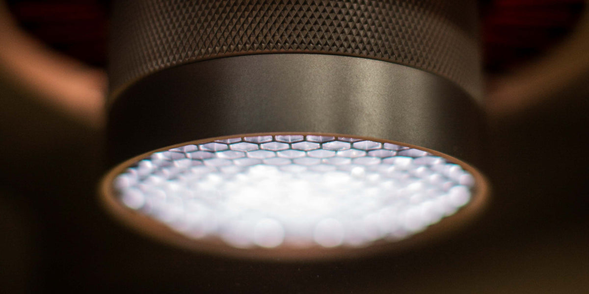 Nahaufnahme der Ledstar Tyndall LED-Leuchte mit Wabenlinse