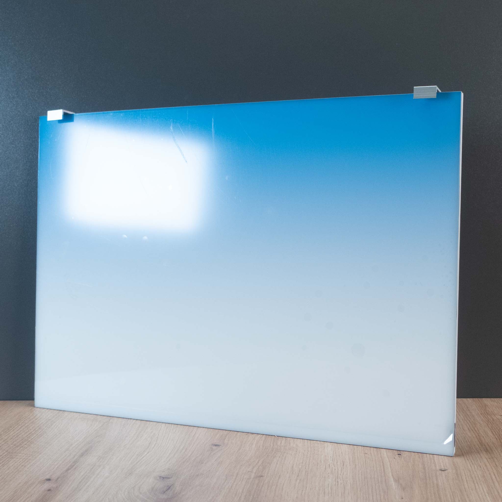 Verlaufsfolie-blau-weiss-montiert