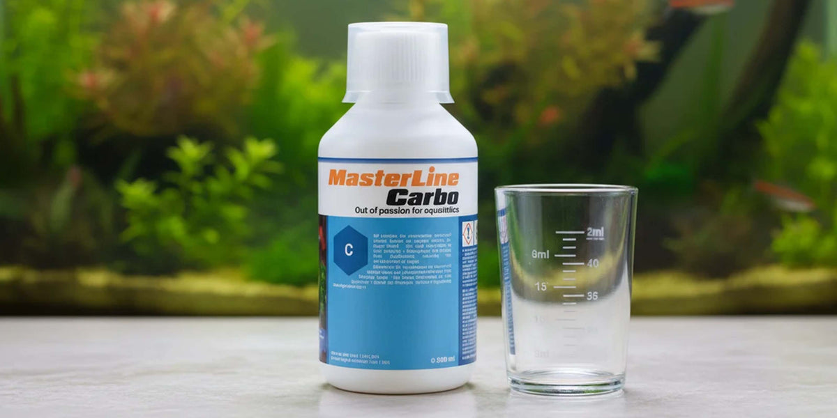 MasterLine Carbo mit Messbecher vor einem bepflanzten Aquarium